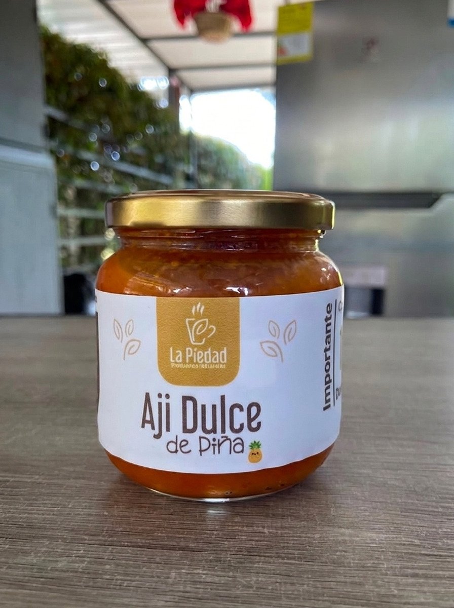 Frasco de Ají Dulce de Piña de 250 gramos sobre el mesón de La Piedad, en Guarne.