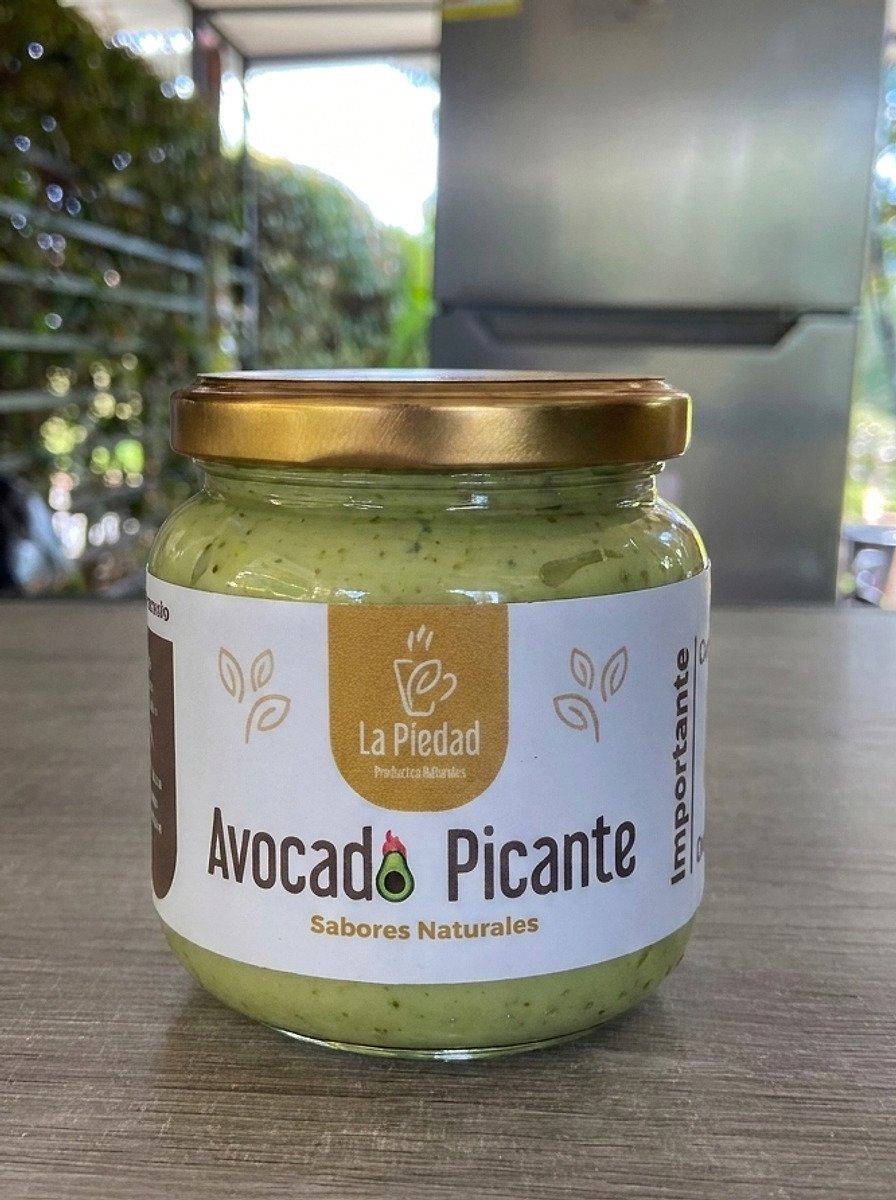 Frasco de Avocado Picante de 250 gramos sobre el mesón de La Piedad, en Guarne.