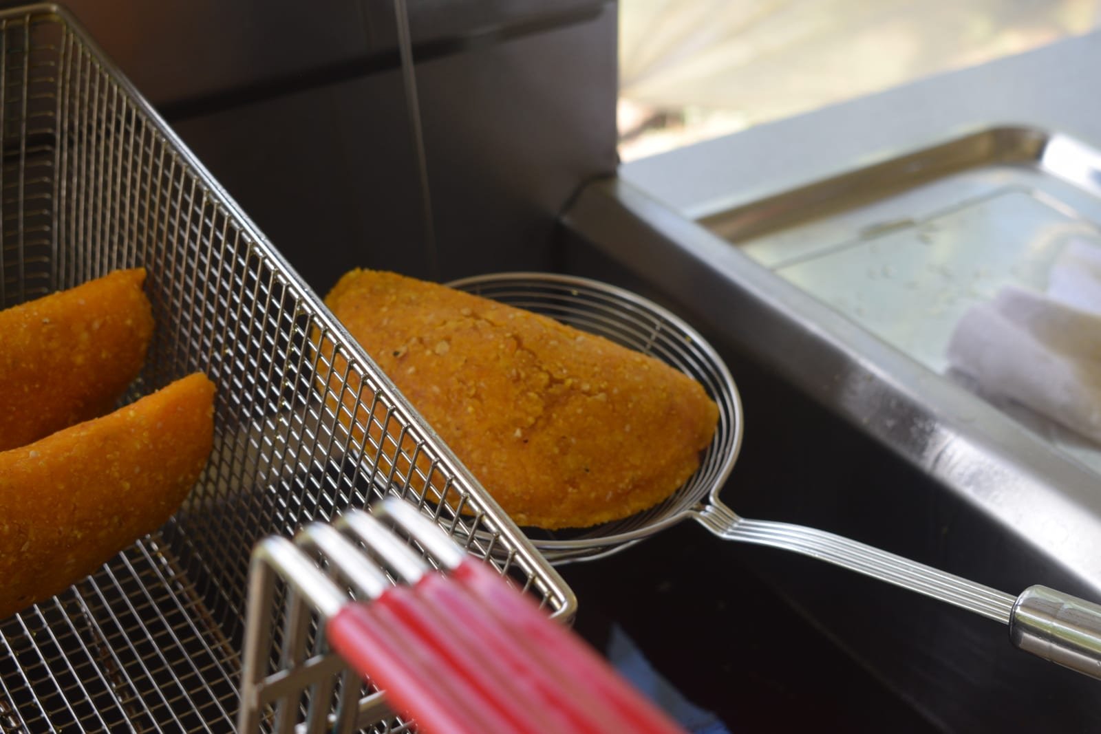 Empanadas saliendo del aceite en la freidora de La Piedad, recién hechas