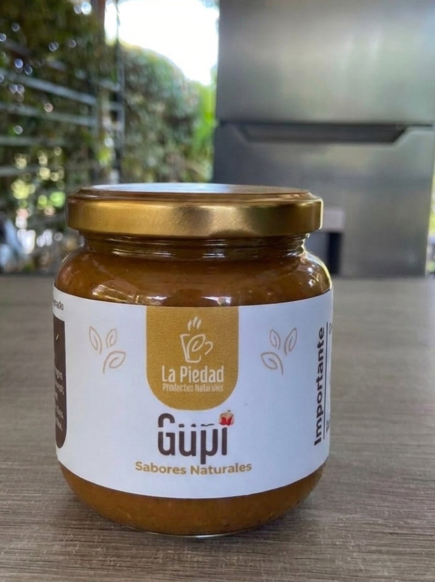 Frasco de Güpi de 250 gramos, la salsa de guayaba picante, sobre el mesón de La Piedad.