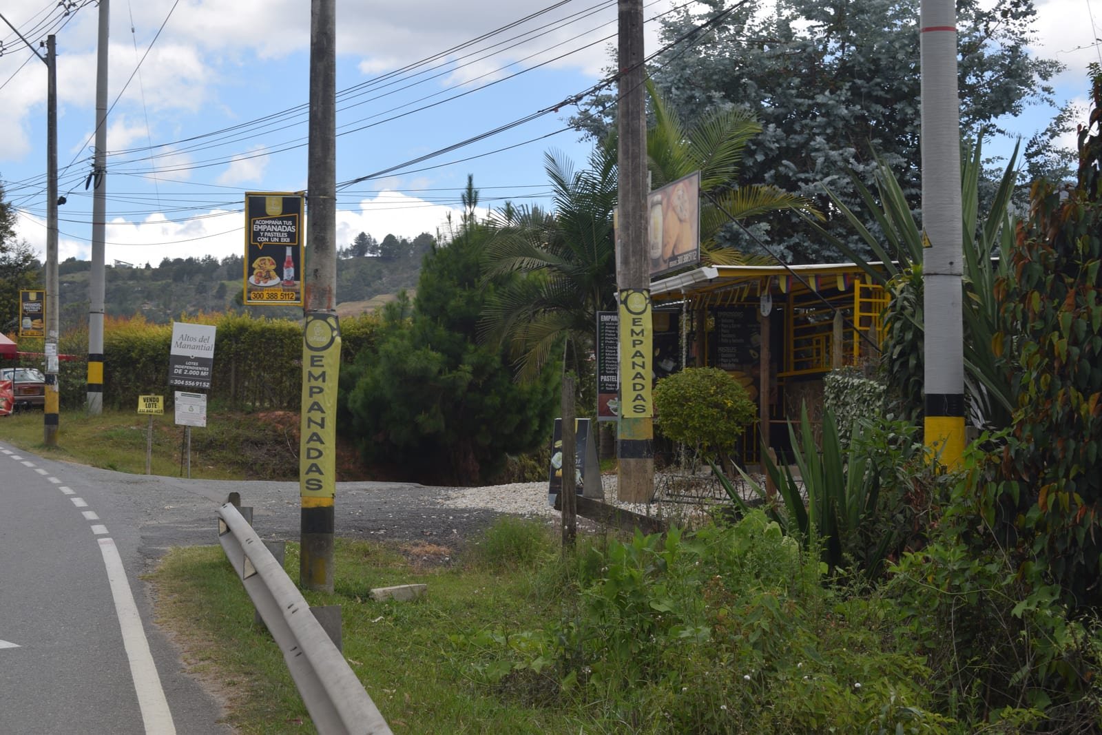 La Piedad vista desde la vía al aeropuerto JMC, con los avisos amarillos de Empanadas sobre los postes