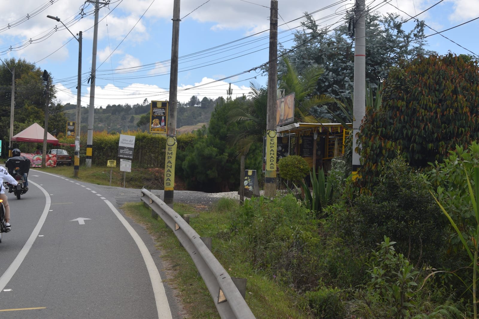 La curva de la vía al aeropuerto JMC justo antes de llegar a La Piedad, en Guarne