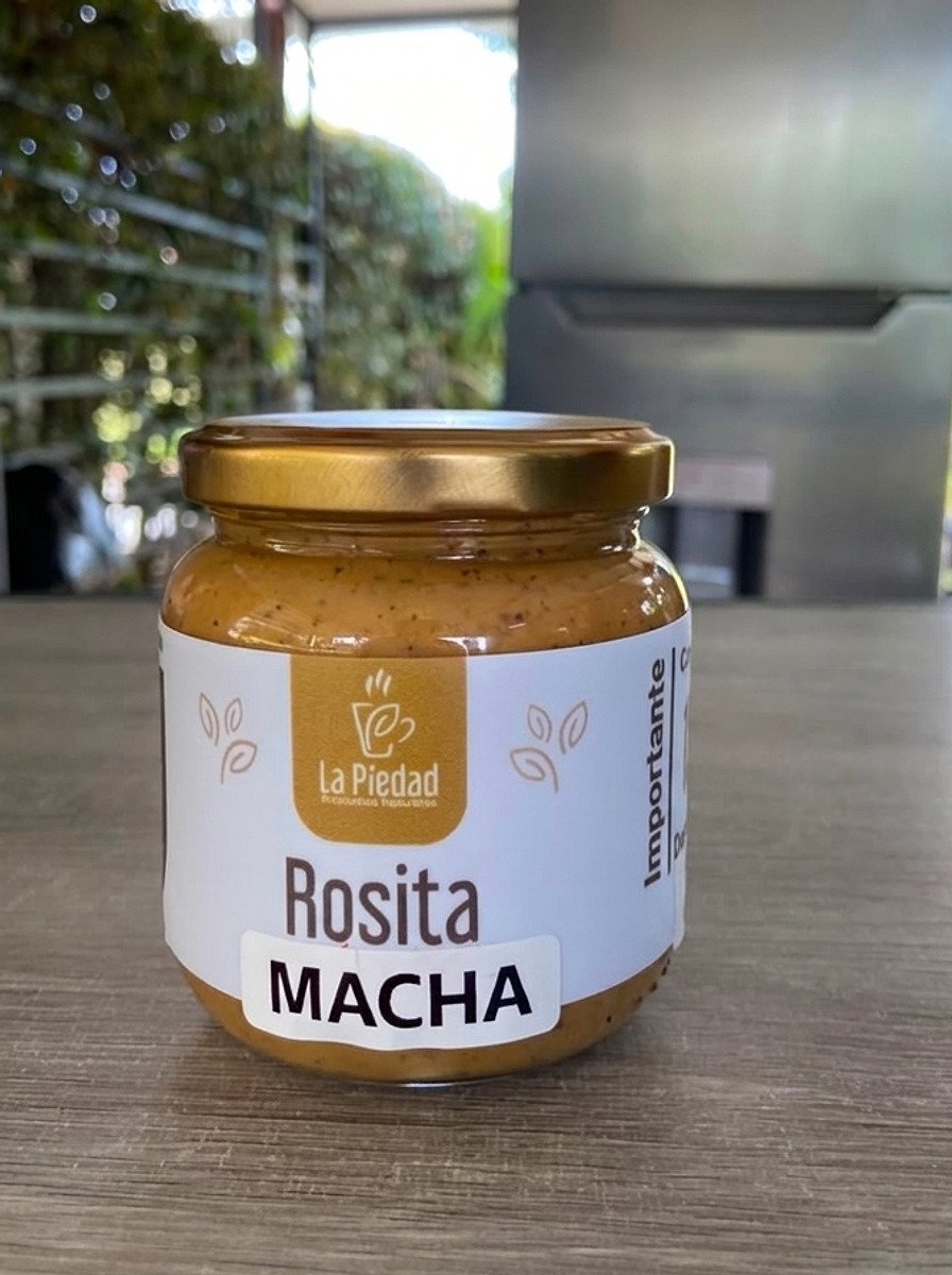 Frasco de Rosita Macha de 250 gramos, la salsa de temporada, con su etiqueta adhesiva sobre el mesón de La Piedad.