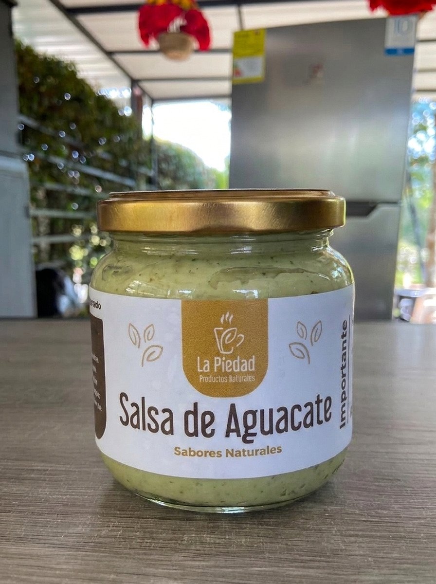 Frasco de Salsa de Aguacate de 250 gramos sobre el mesón de La Piedad, en Guarne.